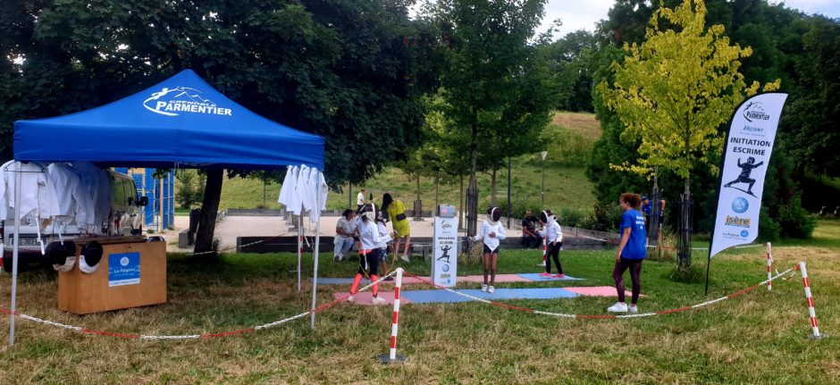 Le club participe à la caravane des sports de la ville de Grenoble pour faire découvrir l'escrime